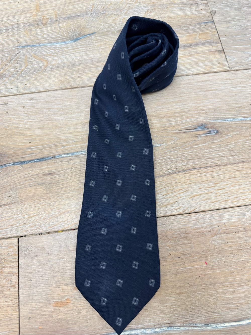 Giorgio Armani Men’s 100% Silk Tie – Navy Blue Geometric Pattern – Made in Italy